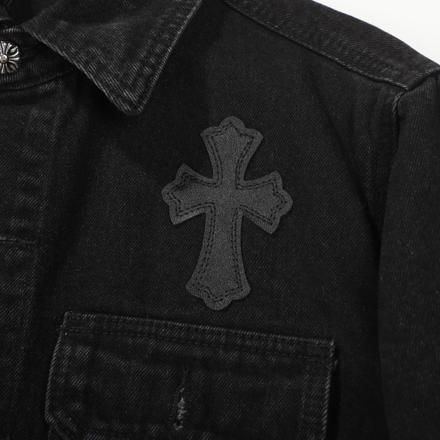 P260 CH Chromehearts 23ss denim cross patchwork leather black and white denim jacket. A super versatile denim jacket that is breathable, comfortable and elegant! The entire garment is made of super heavy-duty workmanship and is made of denim denim fabric imported from Japan. After the finished product is washed, the loss rate is extremely high! The whole body is made with old craftsmanship and the upper body is stylish! The body has multiple crosses and leather logos sewn on it! Because of the old craftsmanship, everything from gold five to three marks has been re-made with new molds, 100% restored to the original craftsmanship! All the leather characters are laser-aligned. The leather difference is definitely not the same as that of the super-fiber leather on the market. This year’s new sheep leather is used. The finished embroidery guarantees the quality of the entire product❗ It took nearly two months of back-and-forth production to get a satisfactory effect. The various cutting designs really took a lot of effort to achieve a satisfactory experience! The same style for men and women, great for couples!   Color: black with white label Size: S M L